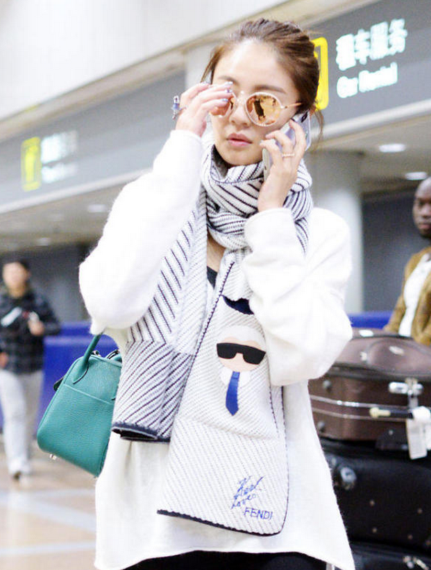 安以轩现身机场打扮清新散发少女感,一路热聊语音电话忙不停