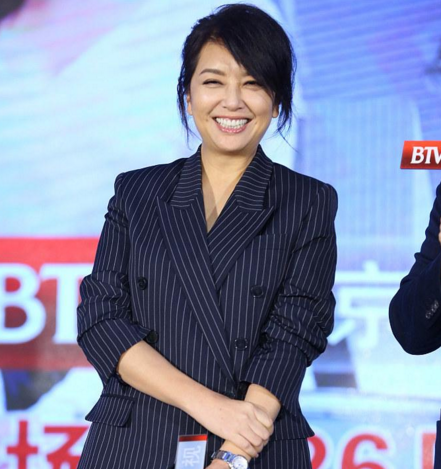 不老女神"江珊"笑容灿烂 身穿条纹西装气质干练 略显富态