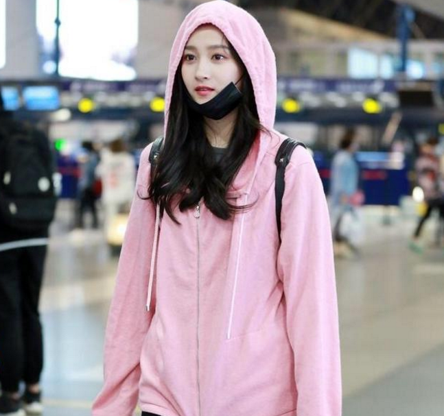 关晓彤真会穿!一件粉色卫衣美回少女样,网友:恋爱中的女人最美!