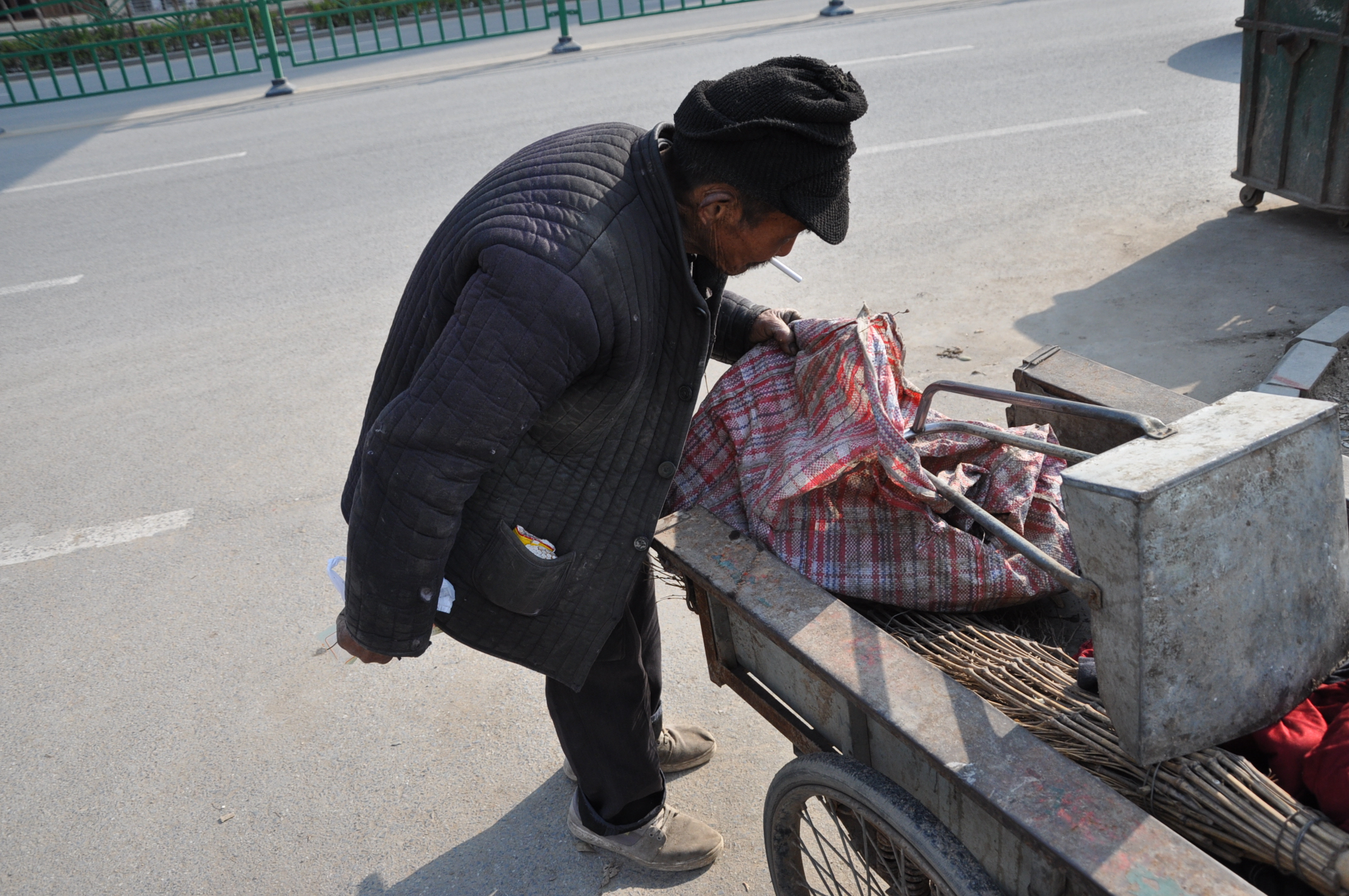 五旬驼背老者捡垃圾为生,三年只买一件衣服,曾拒绝多人帮助