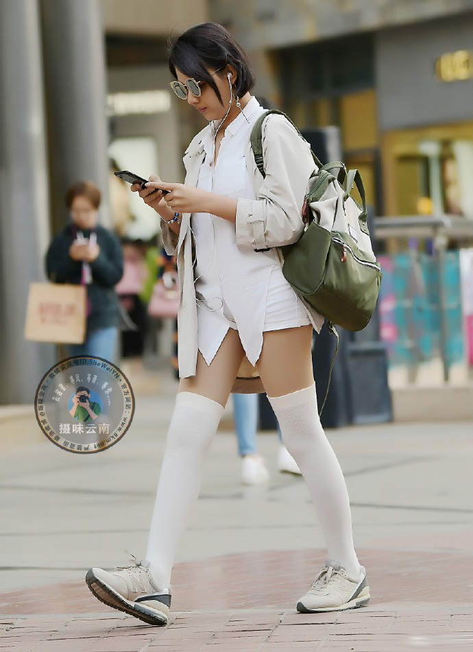 街拍重庆女孩,过膝长袜,显出大长腿,格外有魅力