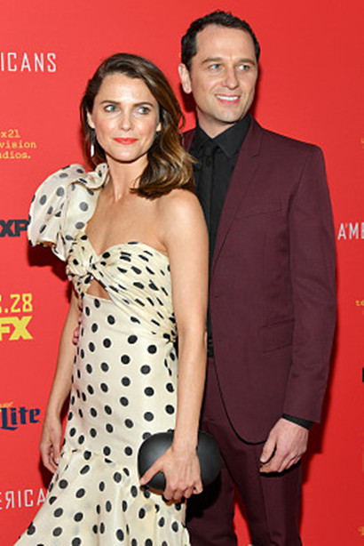 《美国谍梦》第六季首映,霍利·泰勒穿波点裙深情凝视马修·瑞斯