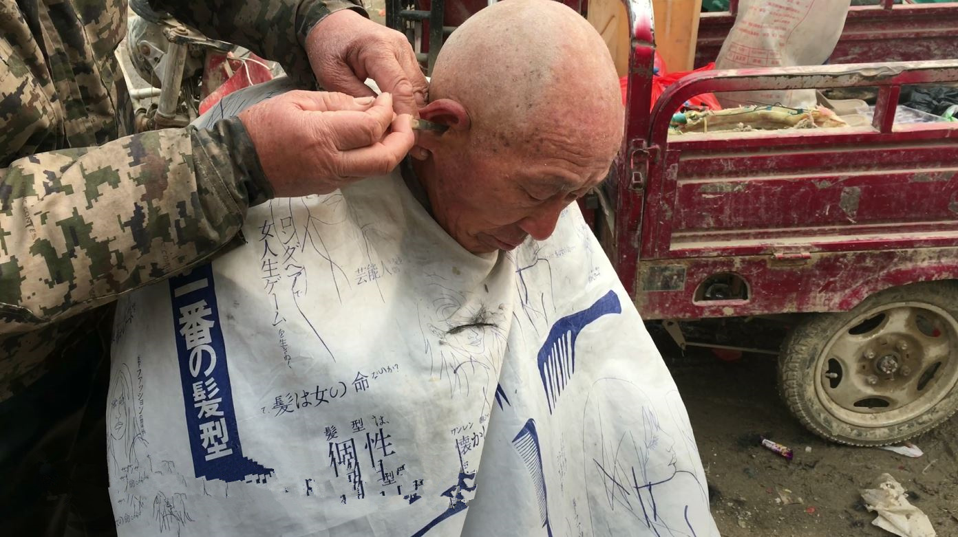 实拍河南农村街边的理发店,只需5块钱,就能理个光头回家