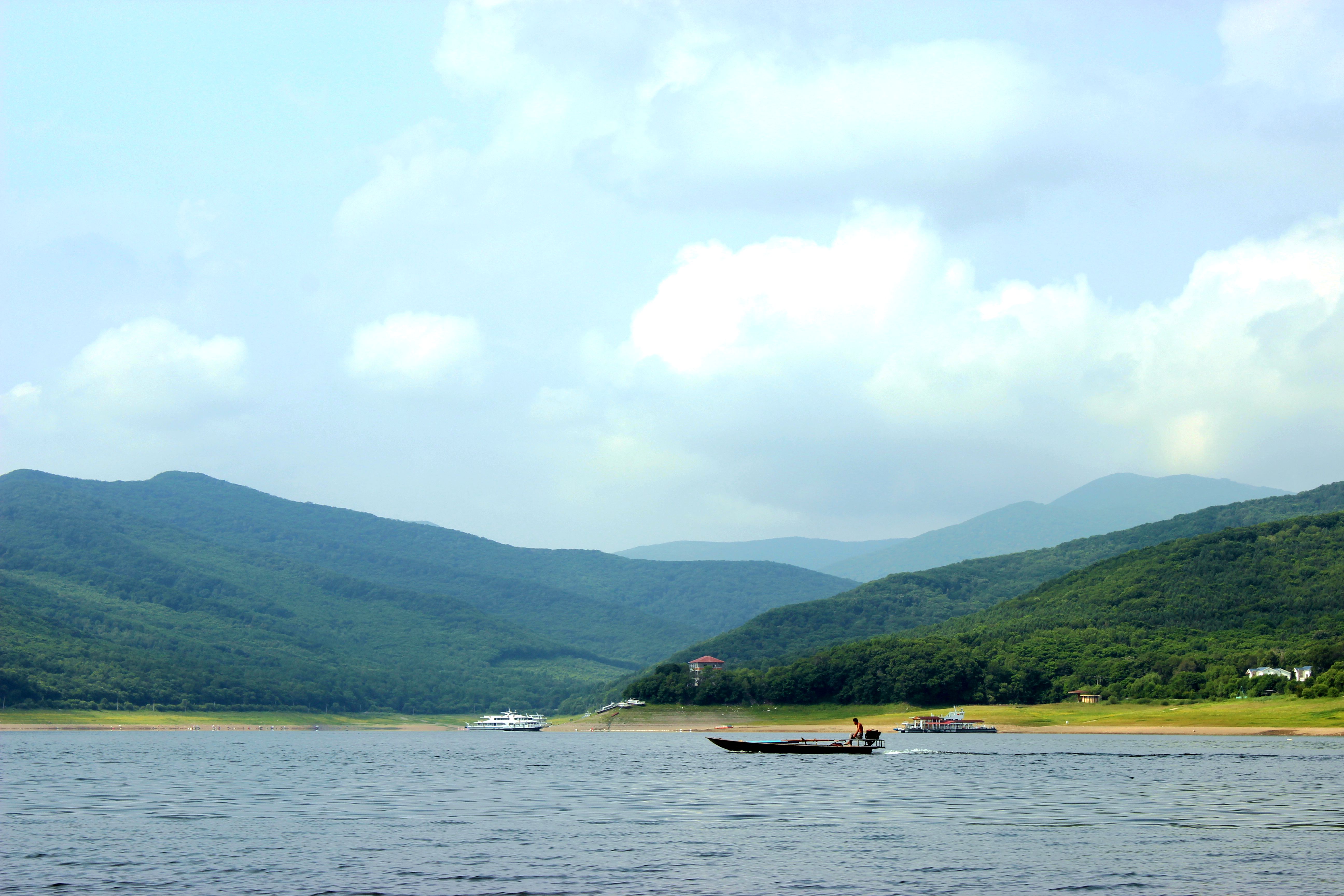 千姿百态的松花湖,引人入胜,是游客们的天堂