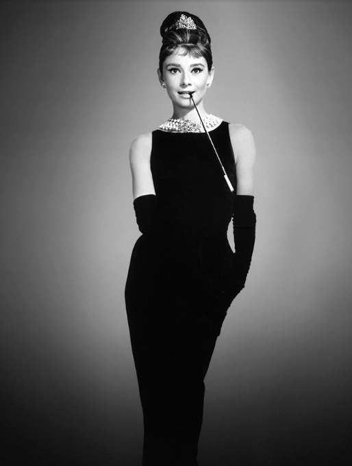 她是奥黛丽赫本,电影里的优雅女神,穿着小黑裙的她被人称赞经典