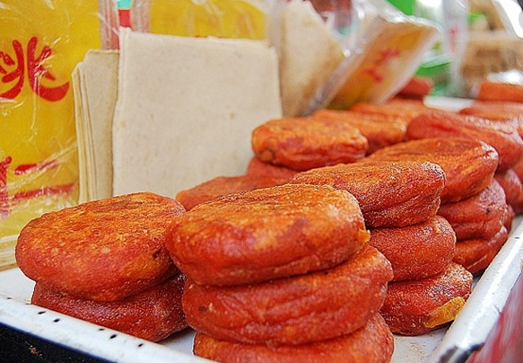 在临潼的大街小巷会有一种叫黄桂柿子饼的小吃