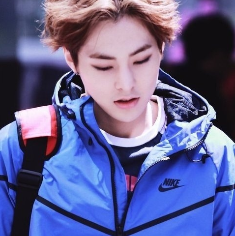 exo大哥xiumin引发韩国网民感叹:这巅峰人生让人难以置信!