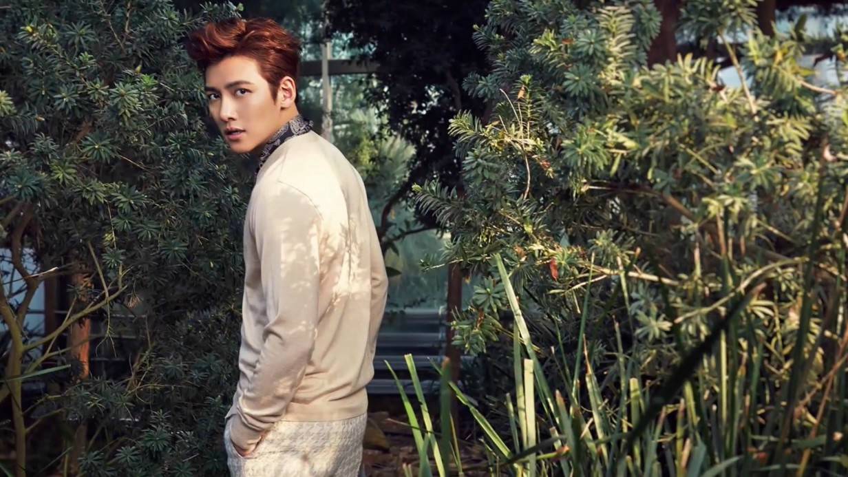 池昌旭:肤色白皙,五官清秀中有一抹俊俏,帅气中又带着一抹温柔