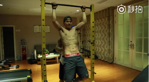 欧豪的八块腹肌,连马思纯看了都会流鼻血,网友:人鱼线让我舔屏