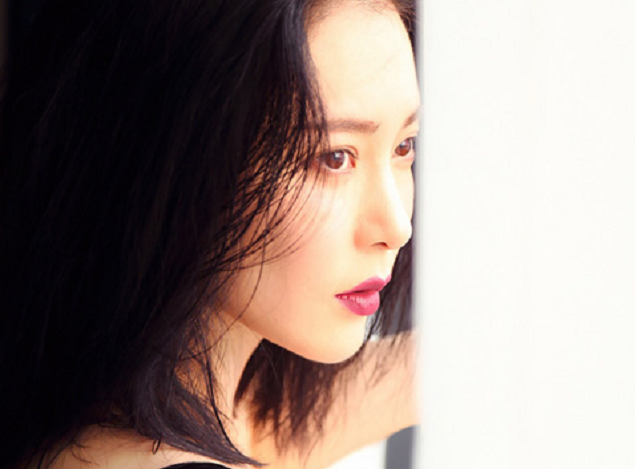 "第一晶女郎"胡然短发微曲,眼神妩媚,小露香肩简直太美了!