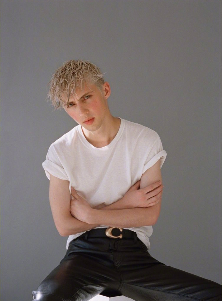troye sivan杂志写真,男生穿小吊带画风很美