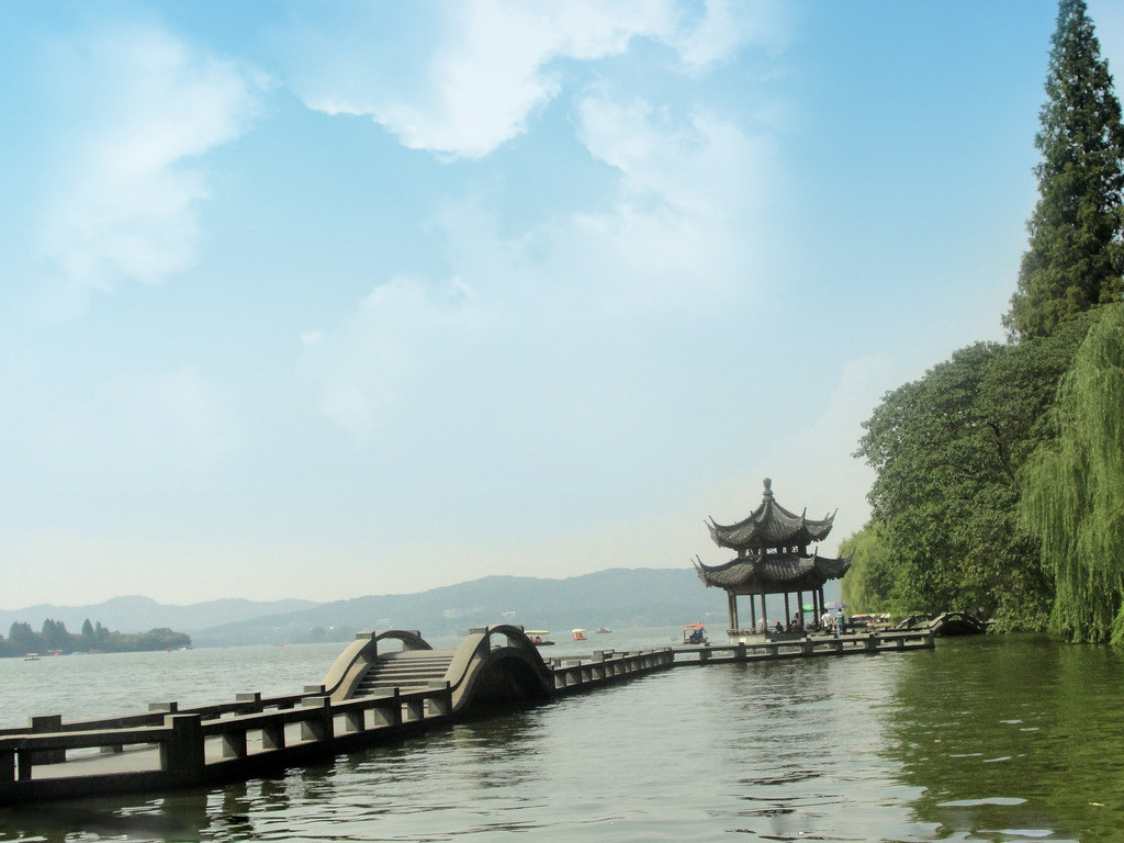 西北三面环山湖中的白堤苏堤杨公堤堤和召公堤将湖面分割成几个水面