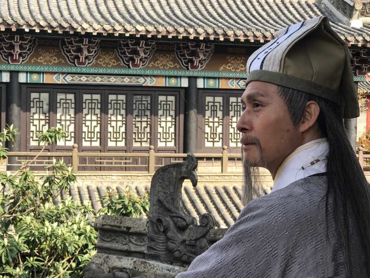 tvb老戏骨张国强晒组照 温文尔雅的古装扮相与拍摄外景融为一体!