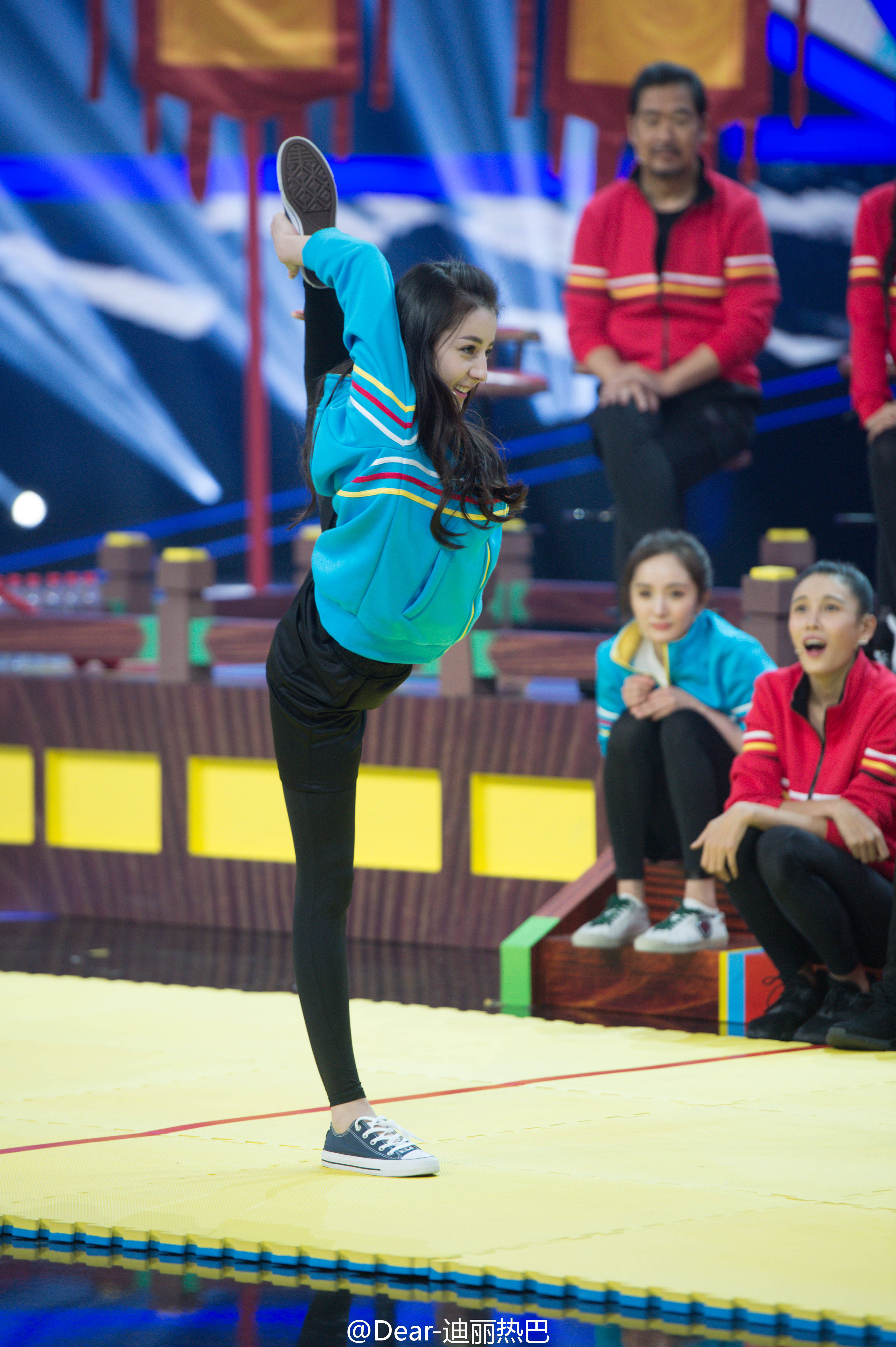 迪丽热巴的精彩瞬间,最后一张酷似说书先生,第一张的一字马亮了