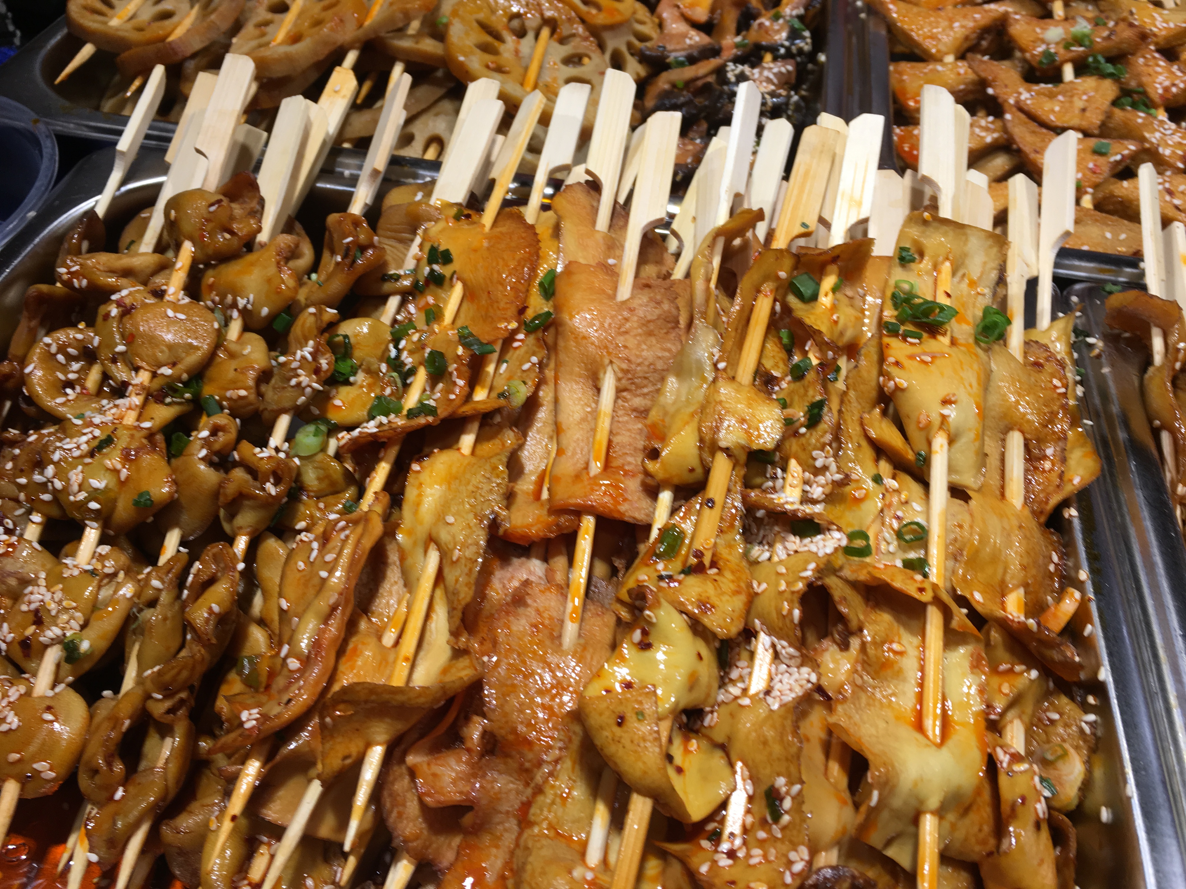 街边小店卖"特色卤串",看着不怎么贵,随便挑一挑就要上百元!