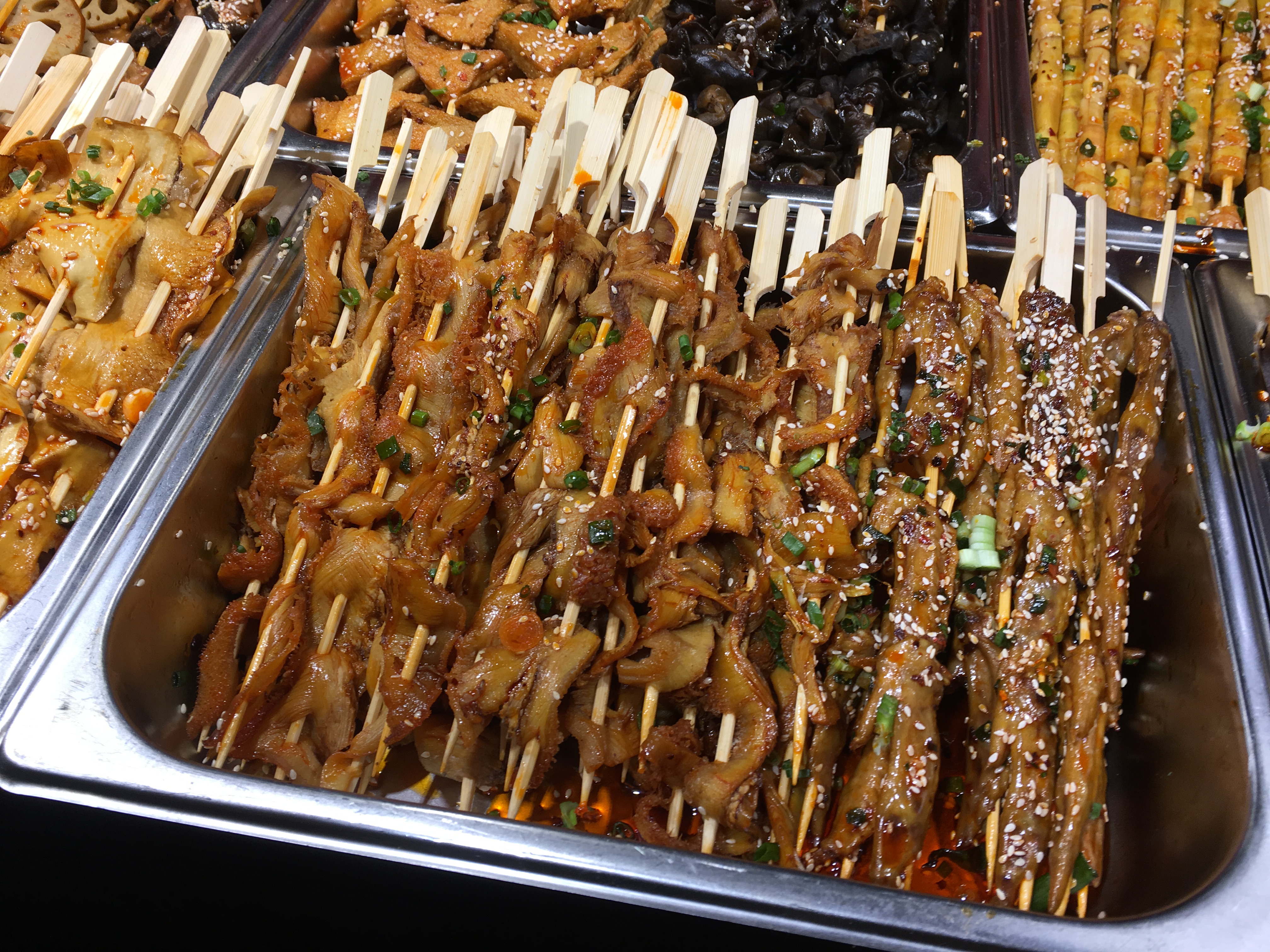 街边小店卖"特色卤串",看着不怎么贵,随便挑一挑就要上百元!