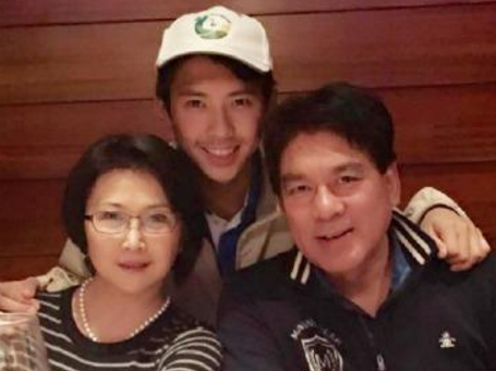 65岁朱时茂近照,儿子帅的不像话,青梅竹马妻子气质不减当年