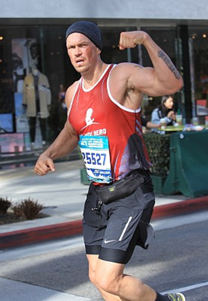 史蒂夫·豪威参加马拉松赛跑对镜比肌肉,身材健硕魄力十足