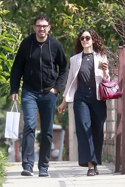 艾米·罗森条纹外套粉嫩泡面卷发,边走边喝咖啡获老公背后护花