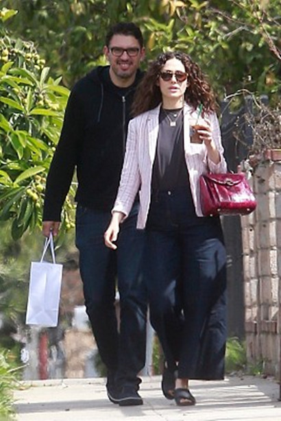 艾米·罗森条纹外套粉嫩泡面卷发,边走边喝咖啡获老公背后护花