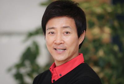 韩国帅大叔崔秀钟拍写真表情呆萌,黑色针织衫 红领衬衣显斯文