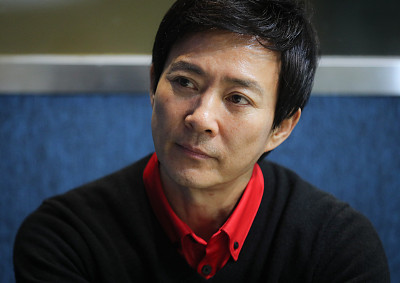 韩国帅大叔崔秀钟拍写真表情呆萌,黑色针织衫 红领衬衣显斯文