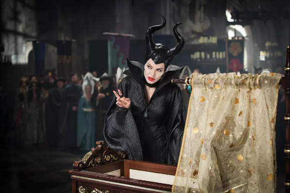 迪士尼童话电影《沉睡魔咒》,吻醒睡美人的居然是女巫!