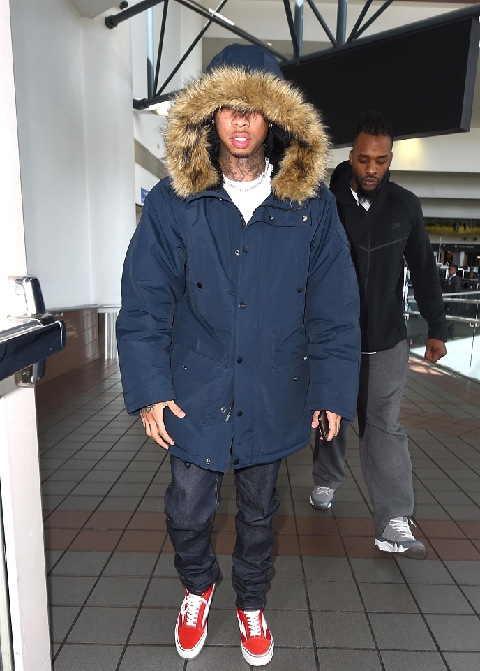 组图:"金小妹"前男友tyga穿棉服 心情好未受"生父"风波影响