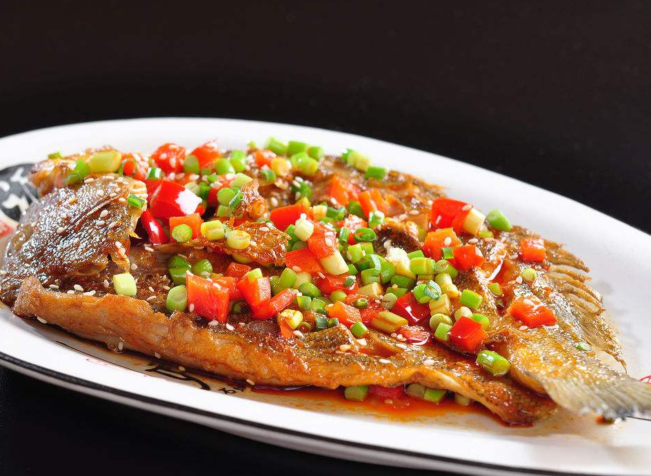 首先要将鱼清理干净,然后抹上盐腌制15分钟左右,这个时候可以将培根