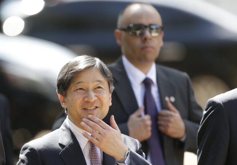 日本德仁皇太子参观巴西农研中心 手扶下巴 兴致勃勃