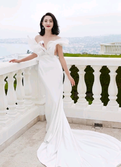 她是《夏洛特烦恼》中的秋雅,王智造型太惊艳了