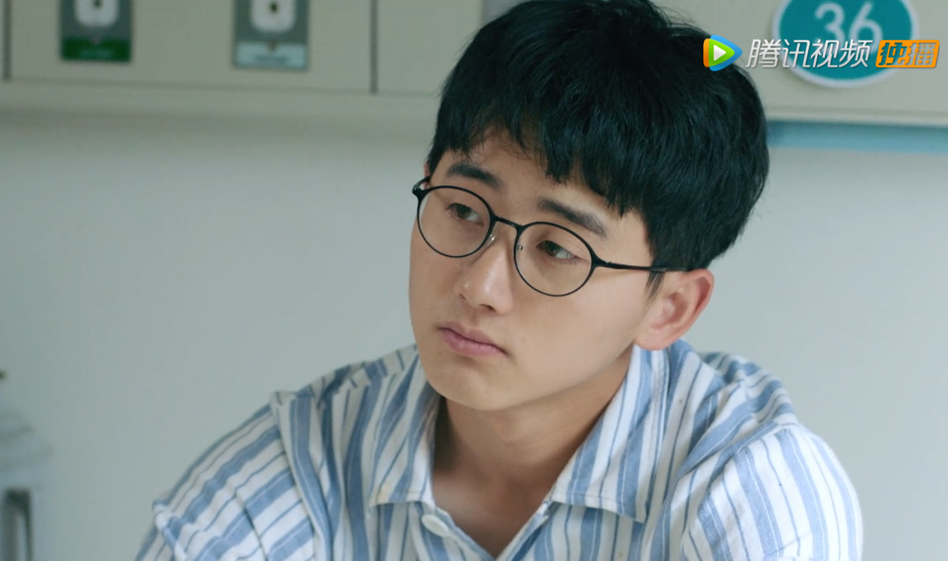 吴柏松重回游泳队,与陈小希神情告别,场面太催泪了!