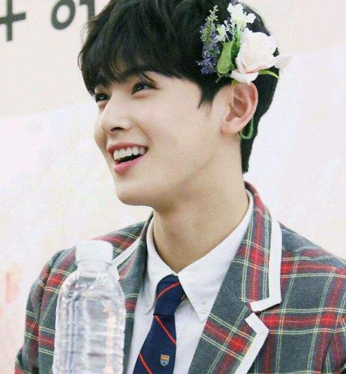 车银优一笑感觉全世界都安静了,月牙一样的笑容迷倒一片粉丝