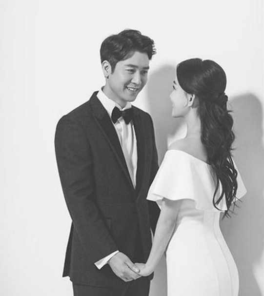 韩国艺人 赵显宰宣布本月24日迎娶交往五年女友