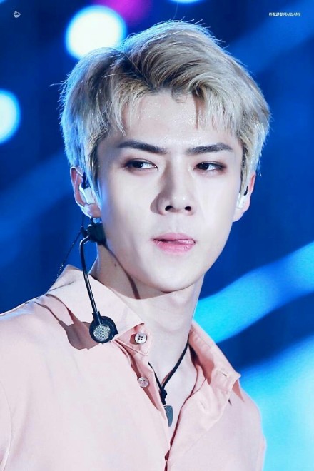 吴世勋不经意间的吐舌头合集,小呜呜一定是吃可爱长大的没错了