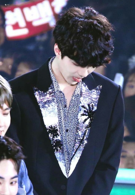 吴世勋不经意间的吐舌头合集,小呜呜一定是吃可爱长大的没错了