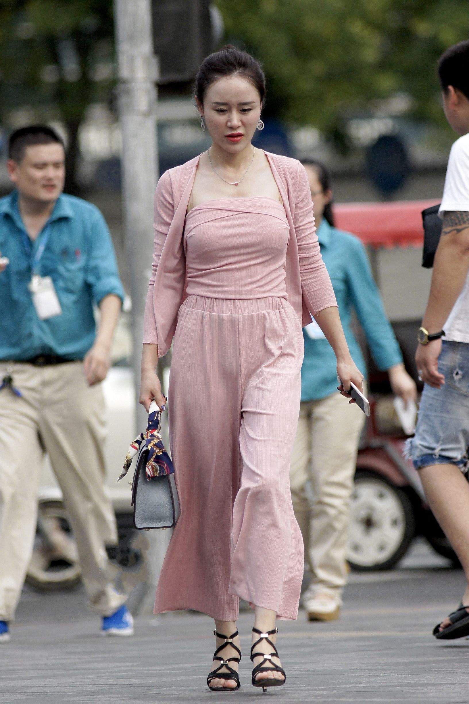 街拍:"微胖"的辣妈更有女人味,最后的两位小姐姐是真正的长腿