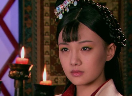 郑爽在《太平公主秘史》中有四个模样:图2不像小爽,图3贵气十足