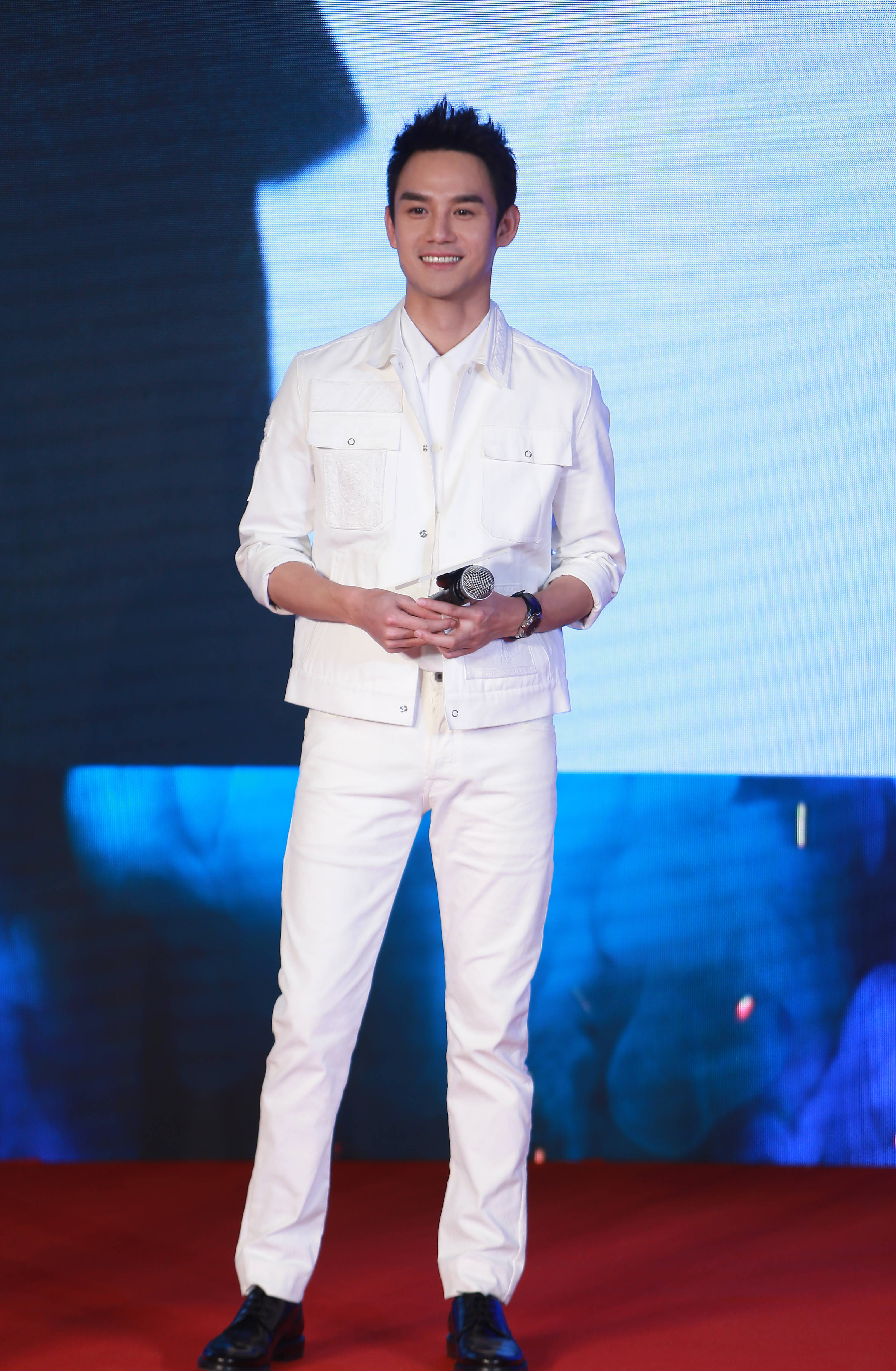 男明星的一身白衣,王凯太帅了,杨洋好萌