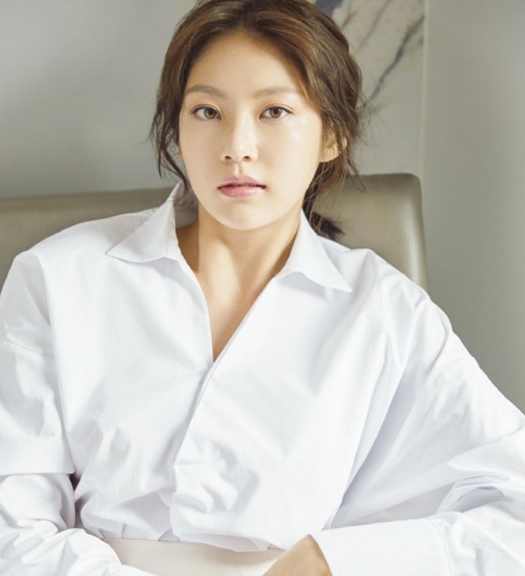 韩国女艺人孔升妍拍摄写真,白衬衣清新脱俗