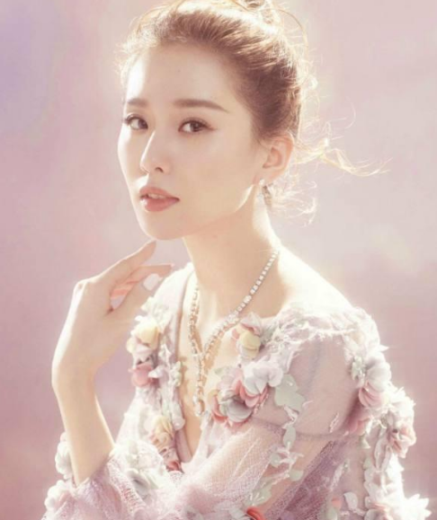 就算是"塌鼻子"也美到冒泡,刘诗诗,赵丽颖谁的鼻子好看一点?