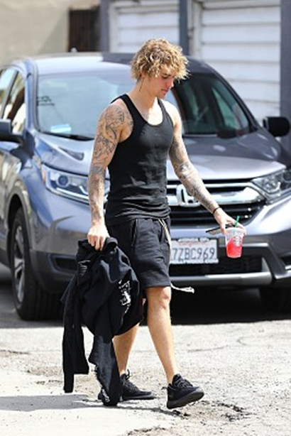 比伯露手臂肌肉结实迷人纹身抢眼,与赛琳娜又双叒分手心情低落