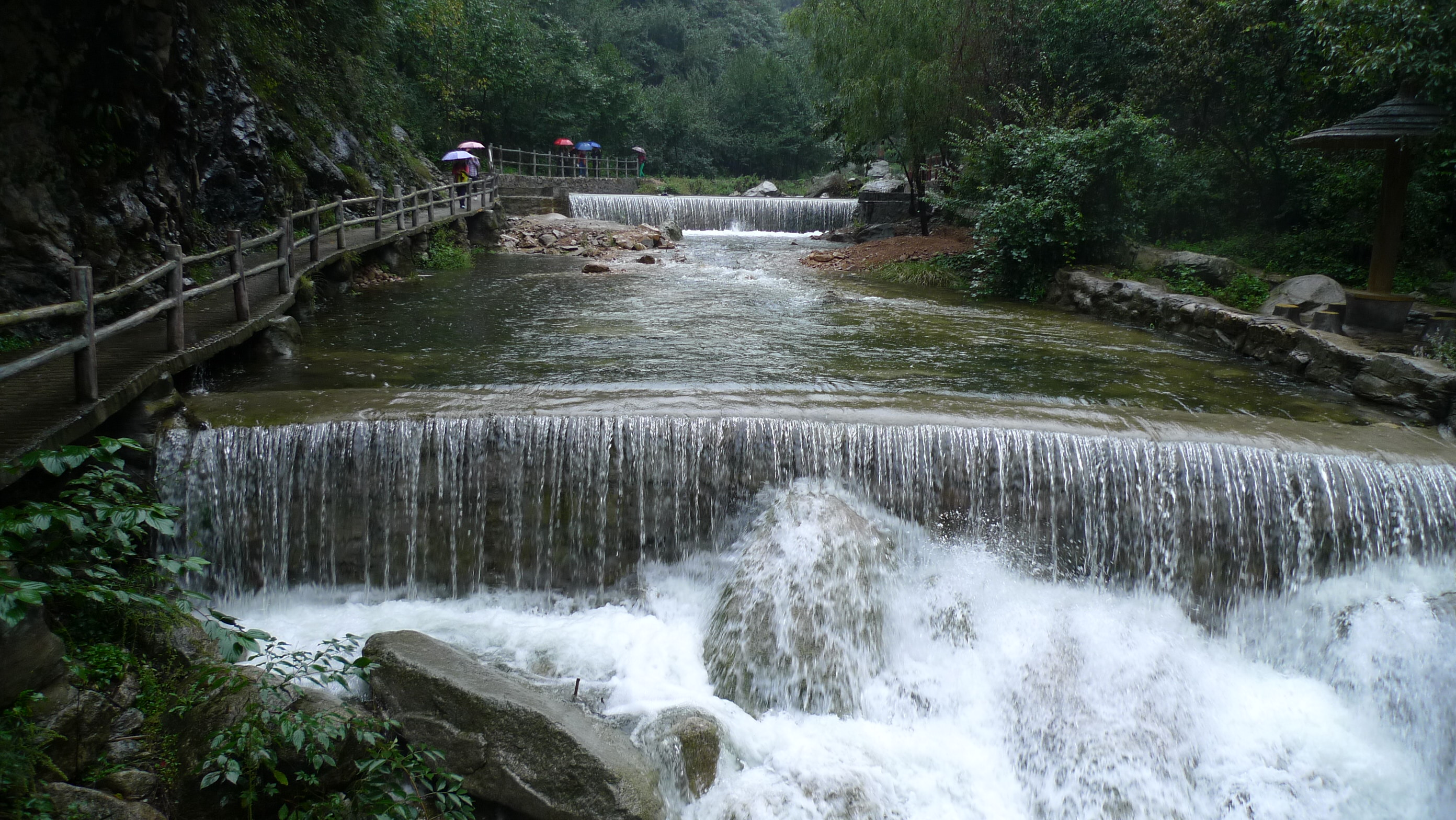 养子沟雄山秀水,空气湿润,气候新鲜,休闲观光的理想场所
