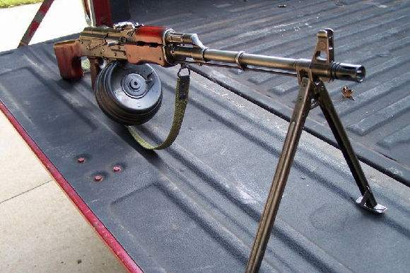 rpk轻机枪,枪管较长,机匣特殊.