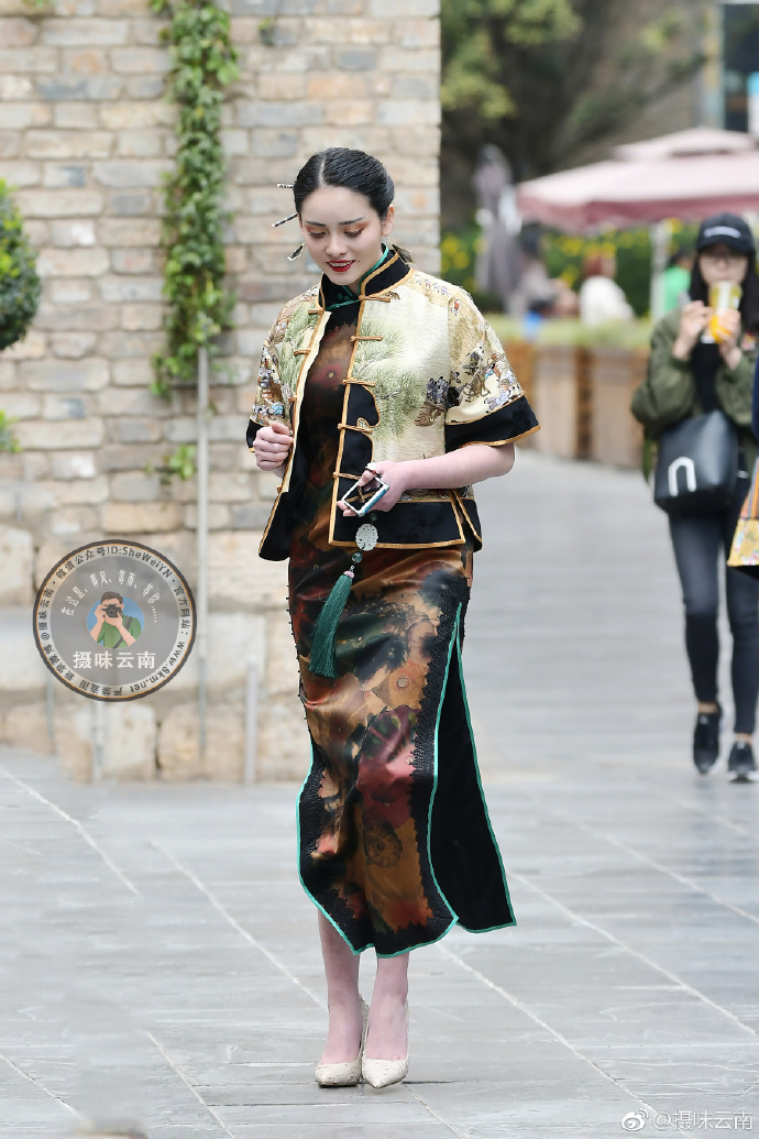云南街拍:古风旗袍配复古发簪,异域风情太"亮眼"