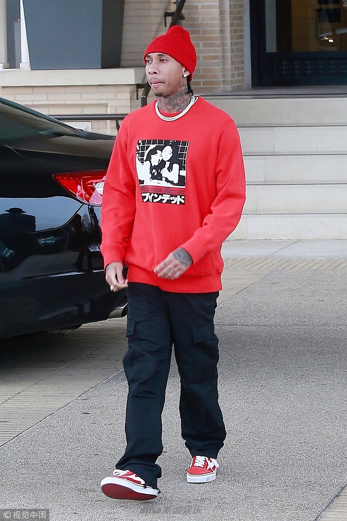 3月19日消息,"金小妹"前男友,说唱歌手tyga现身街头.
