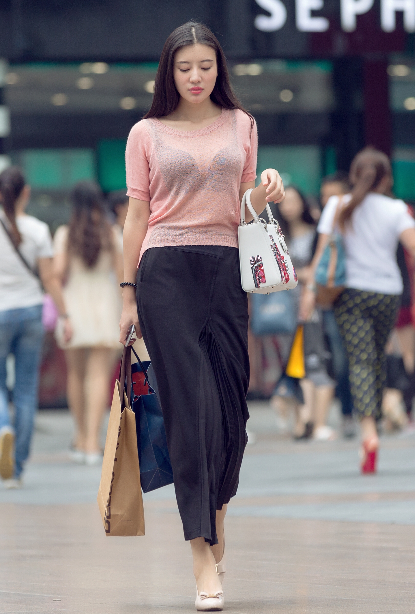 街拍:一条白色吊带裙,完美诠释"微胖"小姐姐的美!