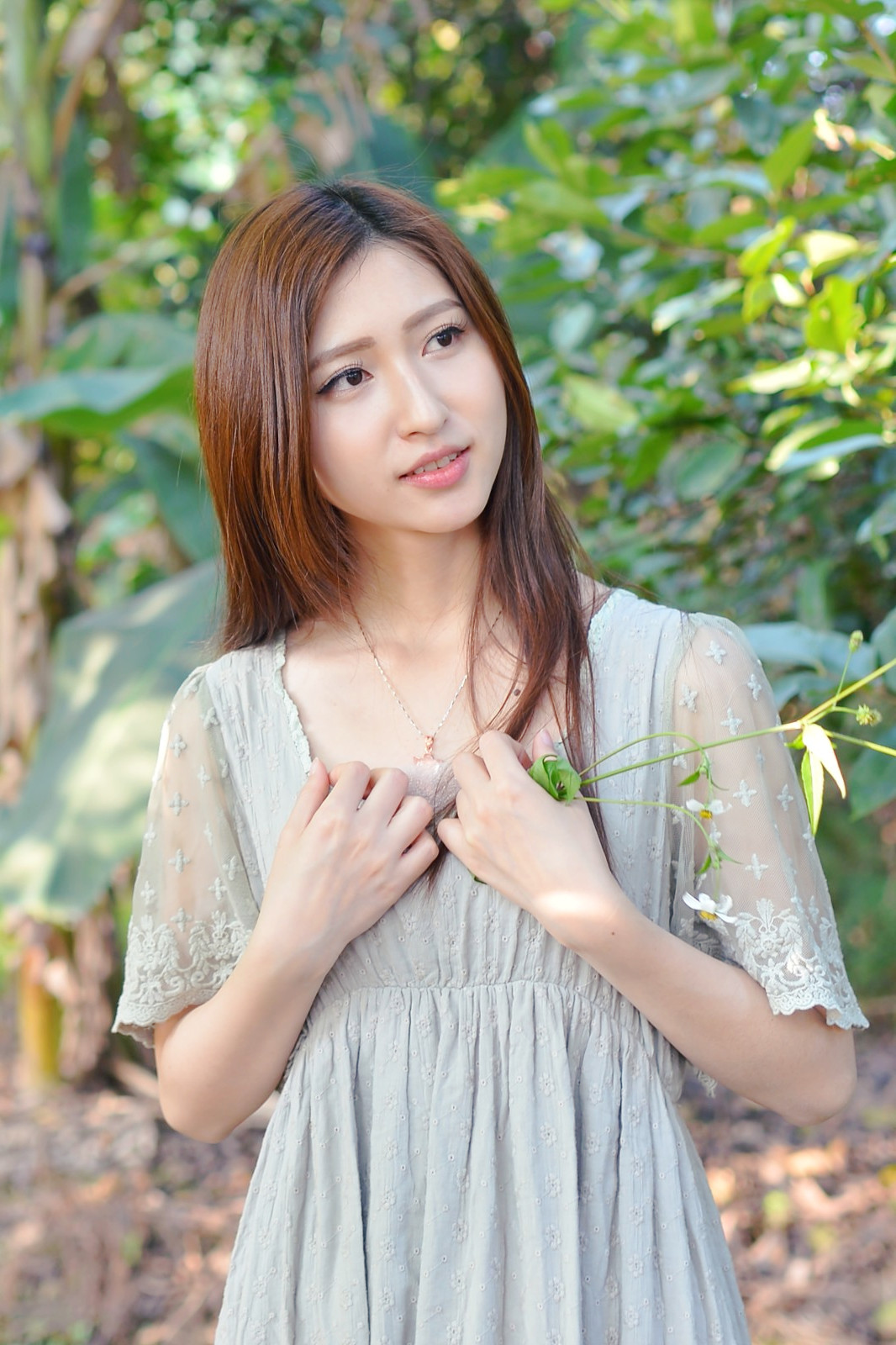 阳光下一个清秀美丽长发飘飘的美女姑娘!