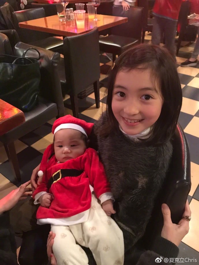 夏克立女儿近照,曾经美萌小公主已初具少女感,打扮清凉元气满满