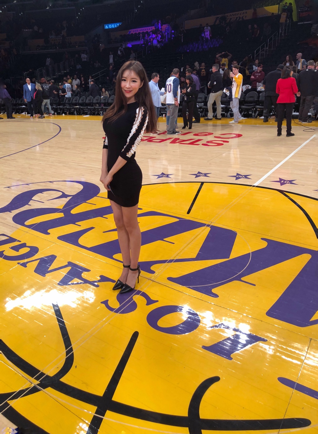 nba美女主播周玲安图片